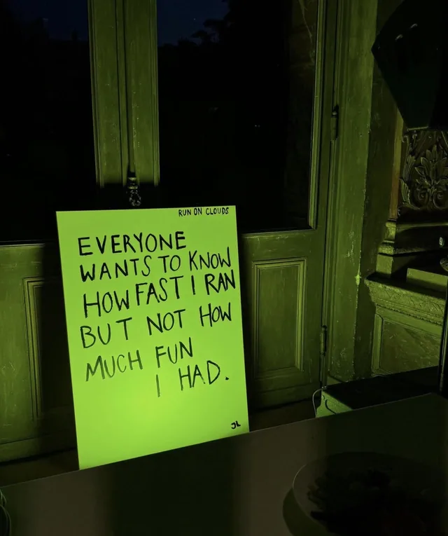 A hand-written note in a doorway
