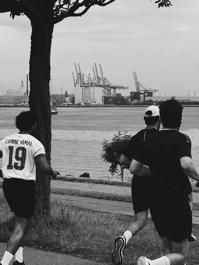 Runners by the harbour