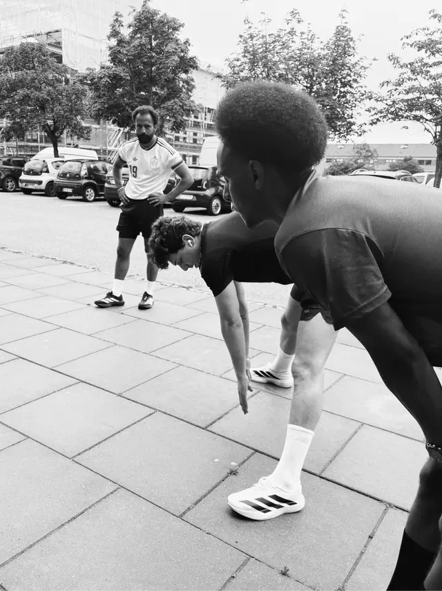 A candid moment between two runners