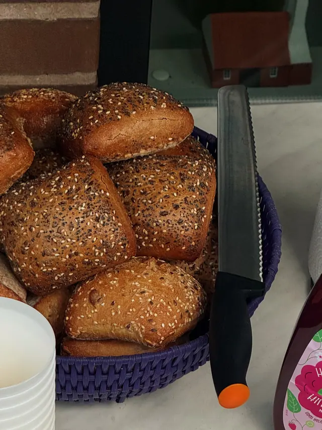 A basket of buns