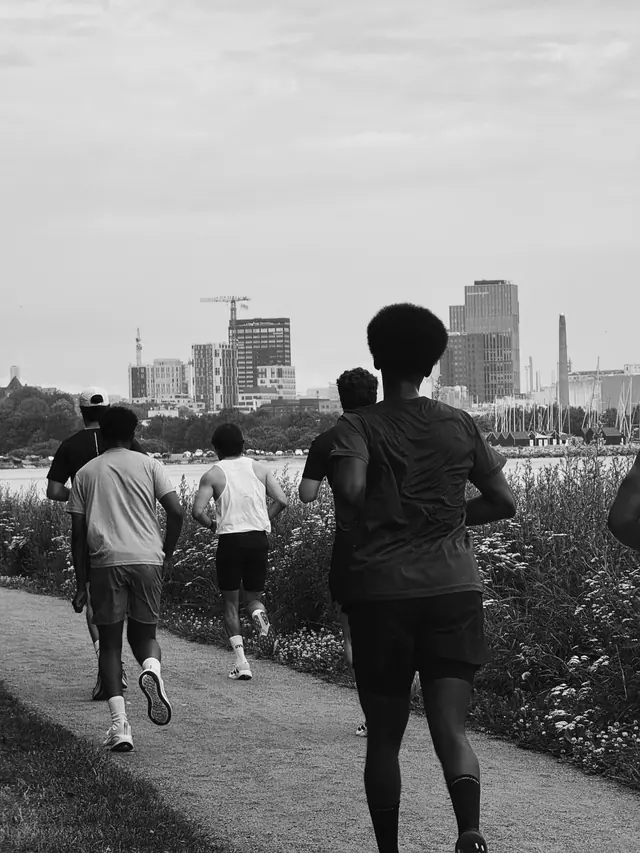 Two runners by the harbour
